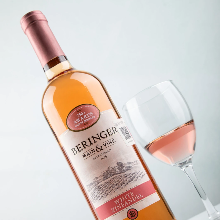 Special Gift Set with Rosé Wine and Snacks