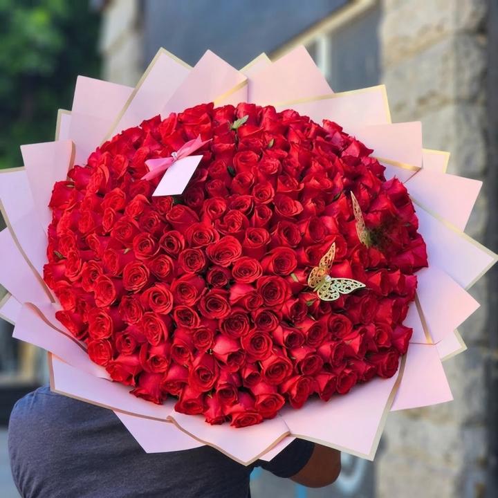 Bouquet of 200 red roses